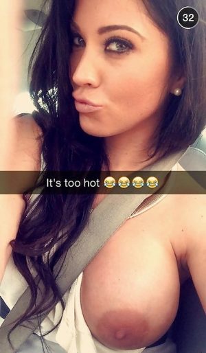 Selfie d'une nana coquine avec des seins trop beaux