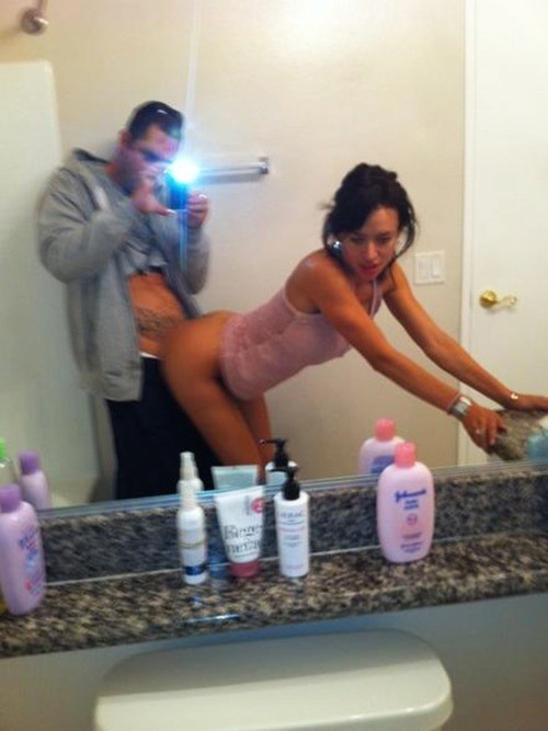 Selfie couple qui baise sur le lavabo