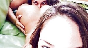Selfie de deux lesbiennes Parisiennes