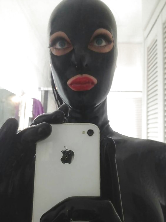 Selfie d'une femme en cagoule latex