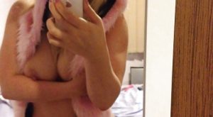 Selfie nue avec ma capuche doudou