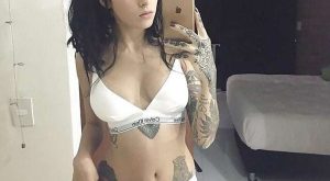 Selfie d'une brune tatouée qui veut pas enlever sa lingerie